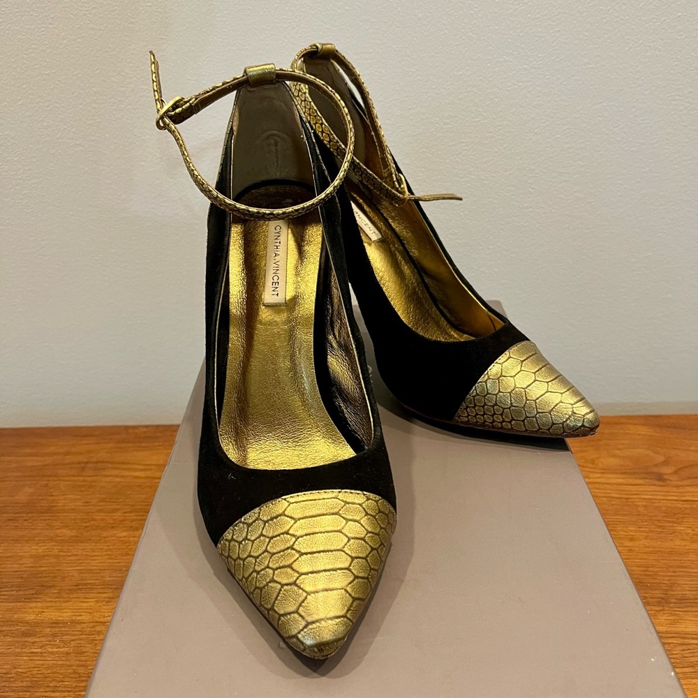 Elegant Gold and Black Women's Heels